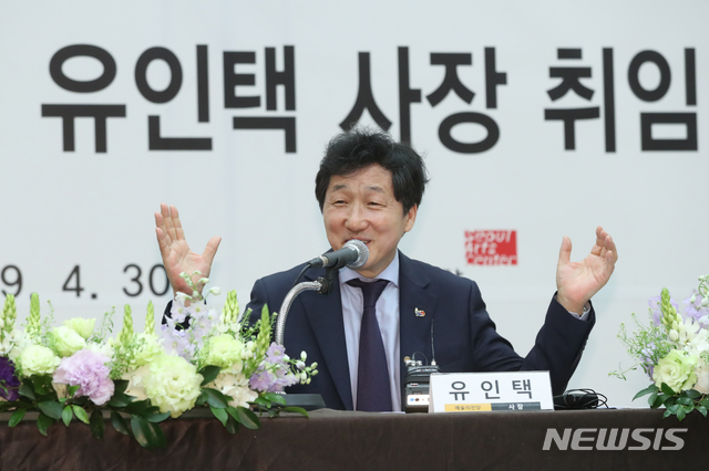 【서울=뉴시스】조수정 기자 = 유인택 예술의전당 제16대 사장이 30일 오전 서울 서초동 서울서예박물관에서 열린 취임 기자간담회에서 취재진의 질문에 답하고 있다. 2019.04.30. chocrystal@newsis.com