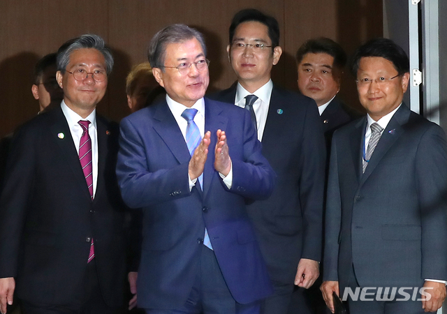 【화성=뉴시스】전신 기자 = 문재인 대통령이 30일 경기도 화성 삼성전자 DSR에서 열린 시스템반도체 비전 선포식에서 이재용 삼성전자 부회장과 함께 참석하고 있다. 2019.04.30.&nbsp; photo1006@newsis.com