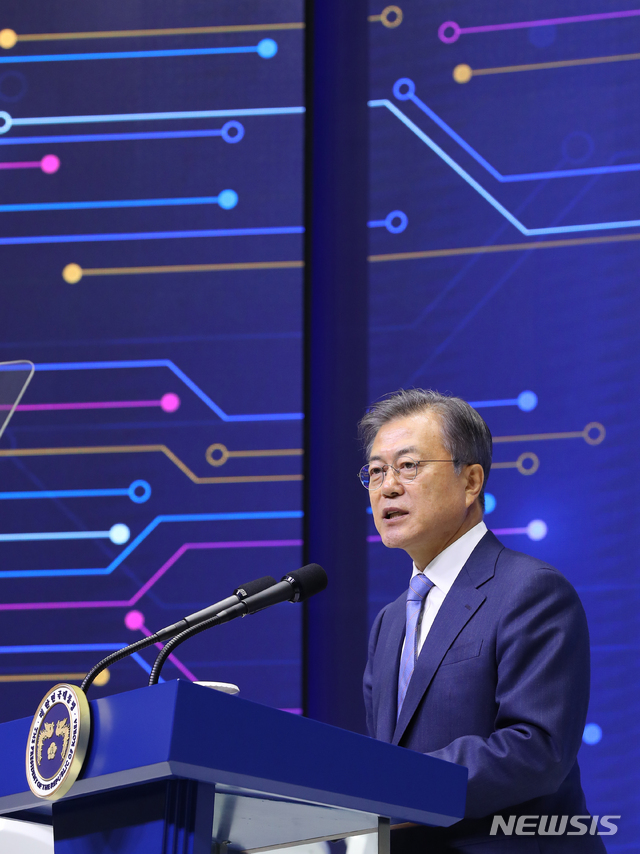 【화성=뉴시스】전신 기자 = 문재인 대통령이 30일 경기도 화성 삼성전자 DSR에서 열린 시스템반도체 비전 선포식에서 대한민국 반도체 비전을 밝히고 있다. 2019.04.30.&nbsp; photo1006@newsis.com