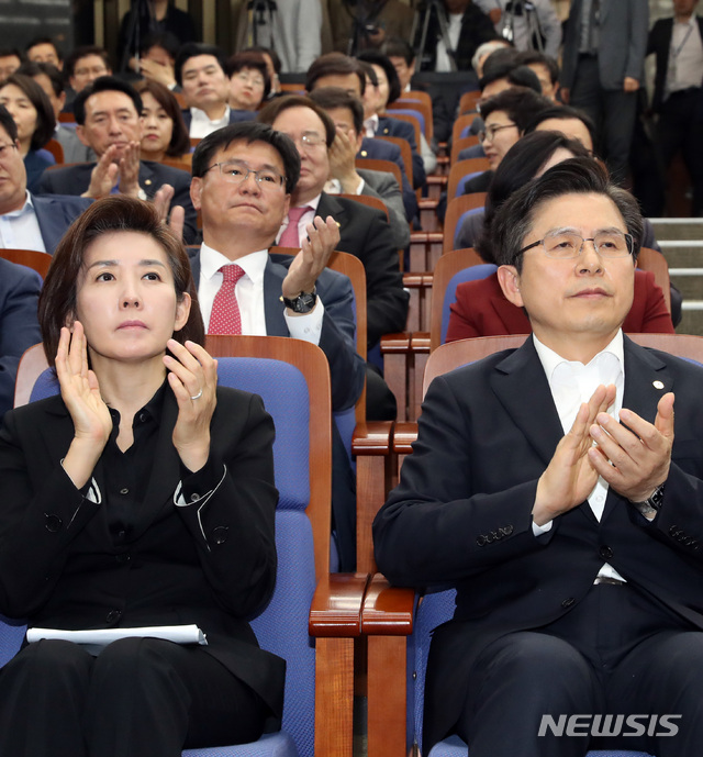 【서울=뉴시스】 박영태 기자 = 30일 오후 서울 영등포구 여의도 국회에서 열린 자유한국당 의원총회에서 황교안 대표와 나경원 원내대표가 박수를 치고 있다. 2019.04.30.&nbsp; since1999@newsis.com