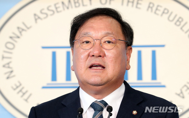 【서울=뉴시스】이종철 기자 = 민주당 김태년 의원이 30일 오후 서울 여의도 국회 정론관에서 기자회견을 갖고 원내대표 출마를 밝히고 있다. 2019.04.30. jc4321@newsis.com