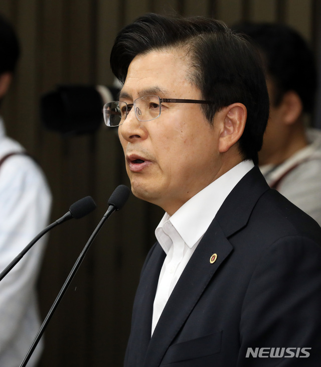 【서울=뉴시스】 박영태 기자 = 30일 오후 서울 영등포구 여의도 국회에서 열린 자유한국당 의원총회에서 황교안 대표가 발언하고 있다. 2019.04.30.&nbsp; since1999@newsis.com