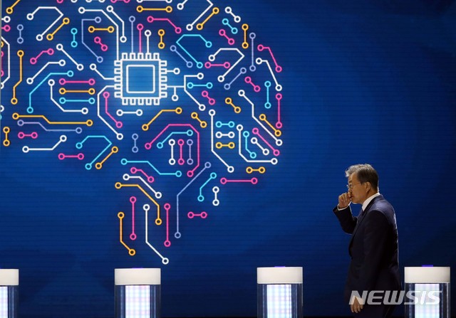 【화성=뉴시스】전신 기자 = 문재인 대통령이 30일 오후 시스템 반도체 비전 선포식이 열린 삼성전자 화성캠퍼스 부품연구동(DSR)에서 세계최초 EUV공정 7나노로 출하된 웨이퍼·칩 공개 세리모니를 하기 위해 단상에 오르고 있다. 2019.04.30.&nbsp; photo1006@newsis.com