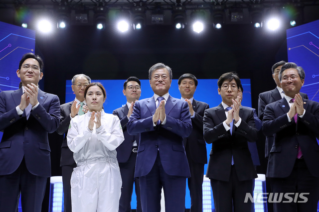 【화성=뉴시스】전신 기자 = 문재인 대통령이 30일 경기도 화성 삼성전자 DSR에서 열린 '시스템반도체 비전 선포식'을 마친 후 이재용 부회장 등 참석자들과 기념촬영하고 있다. 2019.04.30. photo1006@newsis.com