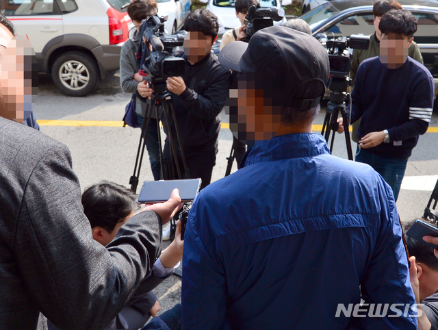 【광주=뉴시스】변재훈 기자 = 30일 광주 동부경찰서에서 의붓아버지와 친모에 의해 살해당한 A(12)양의 친할아버지가 취재진에 심경을 밝히고 있다. 2019.04.30.&nbsp; wisdom21@newsis.com 