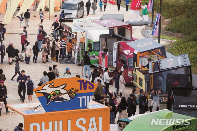 【서울=뉴시스】 문화비축기지 밤도깨비야시장. 2019.05.01. (사진=서울시 제공)