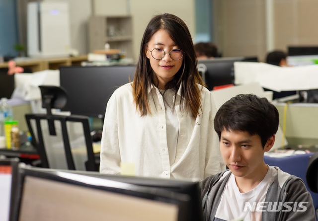 【울산=뉴시스】박수지 기자=울산과학기술원(UNIST)은 전기및전자공학과 박사과정 대학원생 윤희인(27·여) 학생이 세계적인 무선 통신회사인 '퀄컴(Qualcomm)'에 특별채용됐다고 1일 밝혔다. 사진은 윤희인 학생이 동료와 새로운 회로설계를 고민하는 모습. 2019. 05.01. (사진=울산과학기술원 제공) photo@newsis.com