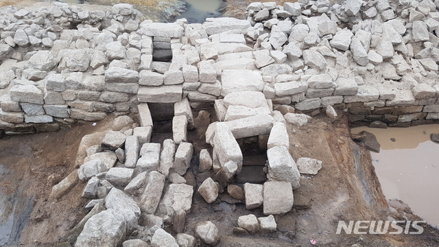 통일신라 시대 수구시설, 협축부 채움시설 일부를 파내고 설치