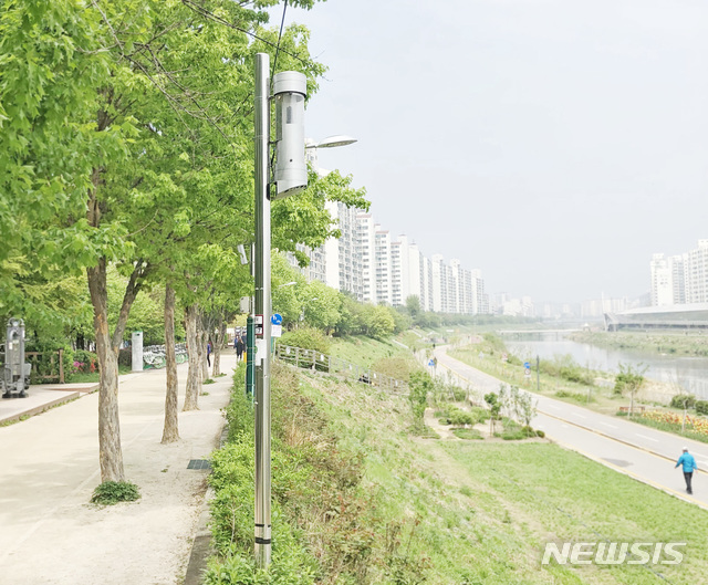 【서울=뉴시스】 도봉구 중랑천에 설치된 위생해충살충기. 2019.05.01. (사진=도봉구 제공)