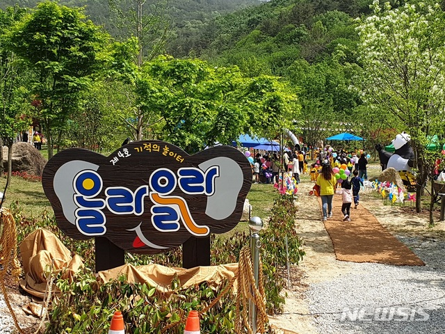 【순천=뉴시스】김석훈 기자 = 전남 순천시(시장 허석)는 1일 용당동 업동호수공원에서 어린이와 인근 주민 등 500여 명이 참석한 가운데 기적의 놀이터 제4호 '올라올라'준공식을 가졌다. 2019.05.01. (사진=순천시청 제공)kim@newsis.com