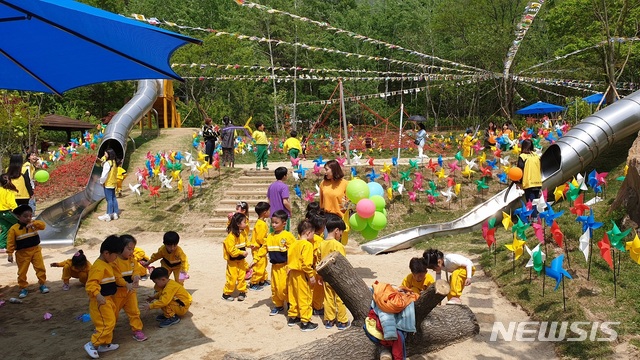 【순천=뉴시스】김석훈 기자 = 1일 전남 순천시 용당동 업동호수공원에서 준공식을 갖고 문을 연 기적의 놀이터 제4호 '올라올라'에서 어린이들이 즐겁게 놀이하고 있다. 2019.05.01. (사진=순천시청 제공) kim@newsis.com