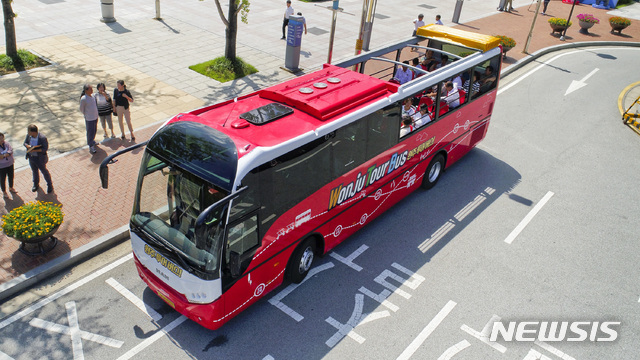 【원주=뉴시스】권순명 기자 = 1일 강원 원주시는 올해 봄 여행주간을 맞아 3일부터 한 달간 매주 금요일 밤 원주투어버스 야경투어를 운영한다.