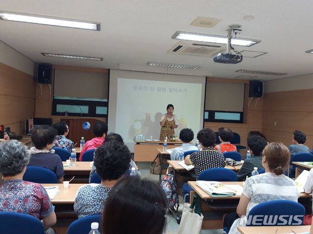 【서울=뉴시스】 지난해 상반기 동작구 보건 분소에서 실시한 저염실천 주부교실 사진. 2019.05.01. (사진=동작구 제공)