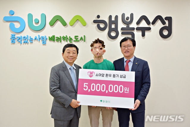 【대구=뉴시스】김덕용 기자 = 대구백화점은 1일 대구 수성구청을 방문해 '어린이 소아암 돕기' 후원 캠페인을 통해 적립한 500만 원을 A(14)군에게 전달했다. 2019.05.01.(사진=대구백화점 제공) photo@newsis.com 