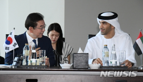 【서울=뉴시스】아랍에미리트(UAE)를 방문 중인 박원순(왼쪽) 서울시장이 1일 오전 10시(현지시간) 주메이라 앳 에티하드 타워스에서 열린 UAE 정부 고위급 간담회서 싸니 빈 아흐메드 알제유디 UAE 기후변화환경부 장관과 인사를 나누고 있다. 2019.05.01. (사진=서울시 제공)