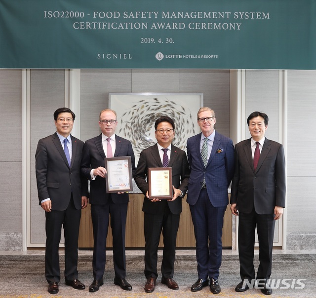 【서울=뉴시스】 지난달 30일 시그니엘서울에서 열린 ISO22000 인증서 수여식. 왼쪽부터 서정곤 롯데호텔 국내영업본부장, 몰튼 앤더슨 시그니엘서울 총지배인, 롯데호텔 김정환 대표이사, 리누스 폰 카스텔무르 주한 스위스 대사, 박순곤 한국SGS 원장