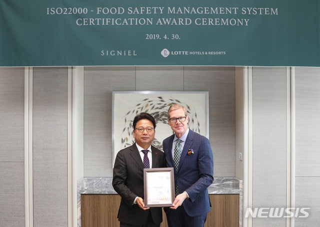 【서울=뉴시스】 지난달 30일 시그니엘서울에서 열린 ISO22000 인증서 수여식. 롯데호텔 김정환(왼쪽) 대표이사, 리누스 폰 카스텔무르 주한 스위스 대사