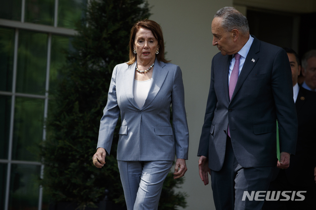 【워싱턴=AP/뉴시스】 도널드 트럼프 미국 대통령과 민주당 지도부가 30일(현지시간) 백악관에서 2조달러(약 2334조원) 규모의 예산이 들어갈 미국 사회간접자본 재구축 계획에 합의했다. 낸시 펠로시 하원의장과 척 슈머 민주당 상원원내대표가 회의를 마치고 백악관을 나서고 있다. 2019.04.30