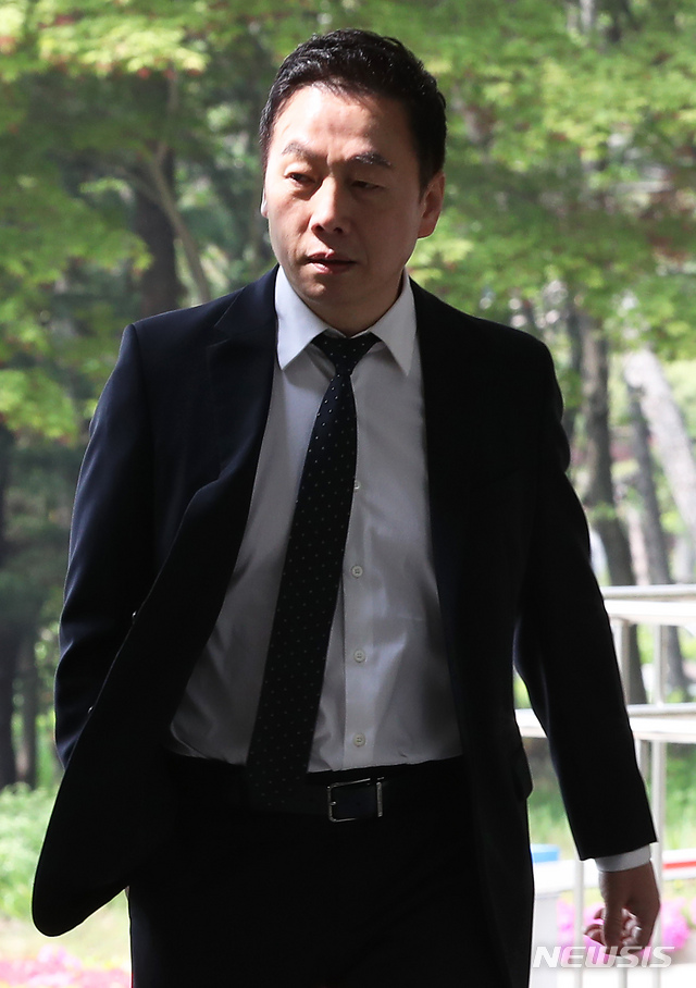 【서울=뉴시스】이윤청 수습기자 = 성추행 의혹 보도에 대해 허위라고 주장하다 명예훼손으로 고소당한 정봉주 전 의원이 3차 공판준비기일인 1일 오전 서울 서초구 서울중앙지방법원으로 출석하고 있다. 2019.05.01. radiohead@newsis.com