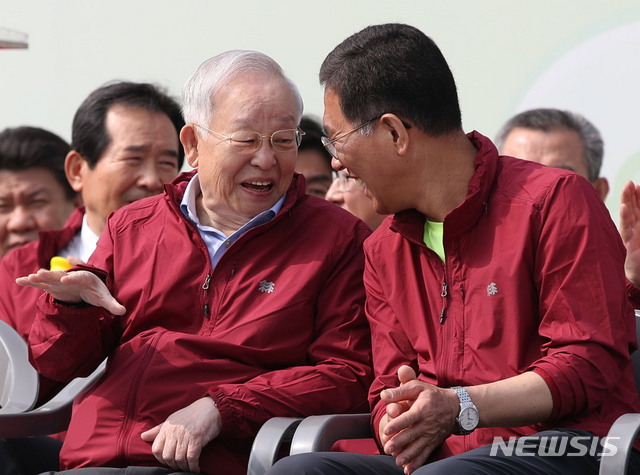 【서울=뉴시스】박미소 수습기자 =손경식(왼쪽) 한국경영자총연합회장과 김주영 한국노총 위원장이 1일 오전 서울 여의도 문화마당에서 열린 '한국노총 2019 노동절 마라톤대회'에서 대화하고 있다. 2019.05.01.&nbsp; misocamera@newsis.com