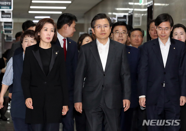 【서울=뉴시스】이종철 기자 = 1일 오전 서울 여의도 국회에서 열린 자유한국당 당대표 및 최고위원중진의원 연석회의에 참석하는 황교안 대표, 나경원 원내대표를 비롯한 참석자들이 심각한 표정을 하고 있다. 2019.05.01.&nbsp; jc4321@newsis.com