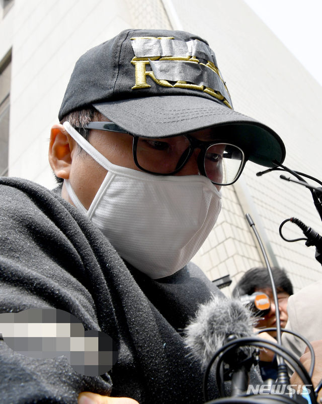 【광주=뉴시스】신대희 기자 = 자신의 성범죄를 신고한 중학생 의붓딸을 살해·유기한 혐의를 받는 김모(31)씨가 1일 광주지법에서 구속 전 피의자심문(영장실질심사)를 받고 호송차로 이동하고 있다. 2019.05.01.&nbsp; sdhdream@newsis.com 