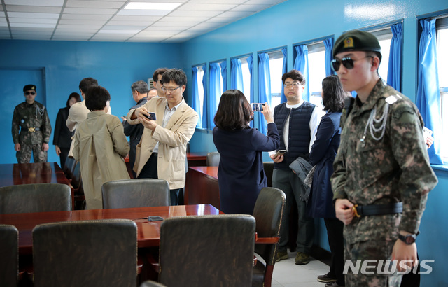 【판문점=뉴시스】사진공동취재단 = 판문점 공동경비구역(JSA) 견학이 재개된 1일 오전 안보견학을 온 관광객들이 T2(군사정전위원회 본회의실) 내부를 관람하고 있다. 군은 ‘9.19’ 군사합의’에 따라 JSA 자유왕래를 위한 비무장화 조치를 위해 지난해 10월부터 일반인 안보견학을 일시 중단해 왔다. 2019.05.01. photo@newsis.com