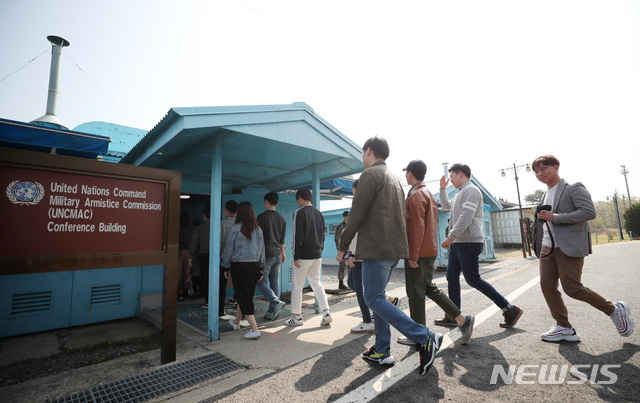 【판문점=뉴시스】사진공동취재단 = 판문점 공동경비구역(JSA) 견학이 재개된 1일 오전 안보견학을 온 관광객들이 T2(군사정전위원회 본회의실) 내부로 들어가고 있다. 군은 ‘9.19’ 군사합의’에 따라 JSA 자유왕래를 위한 비무장화 조치를 위해 지난해 10월부터 일반인 안보견학을 일시 중단해 왔다. 2019.05.01. photo@newsis.com