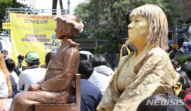 【서울=뉴시스】 고범준 기자 = 지난 1일 오후 서울 종로구 옛 일본대사관 앞에서 열린 제1385차 일본군 위안부 문제해결을 위한 정기 수요집회에서 한 참가자가 소녀상 분장을 하고 의자에 앉아 있다. 2019.05.01. bjko@newsis.com