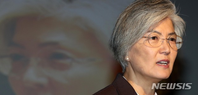 【서울=뉴시스】 고범준 기자 = 강경화 외교부 장관이 1일 오후 서울 성북구 삼선교로 한성대학교 낙산관 대강당에서 '평화'를 주제로 강연을 하고 있다. 2019.05.01. bjko@newsis.com