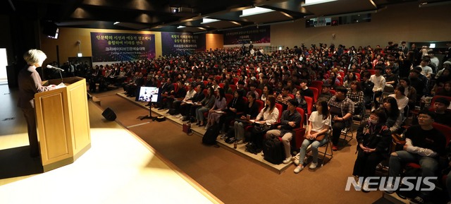 【서울=뉴시스】 고범준 기자 = 강경화 외교부 장관이 1일 오후 서울 성북구 삼선교로 한성대학교 낙산관 대강당에서 '평화'를 주제로 강연을 하고 있다. 2019.05.01.  bjko@newsis.com