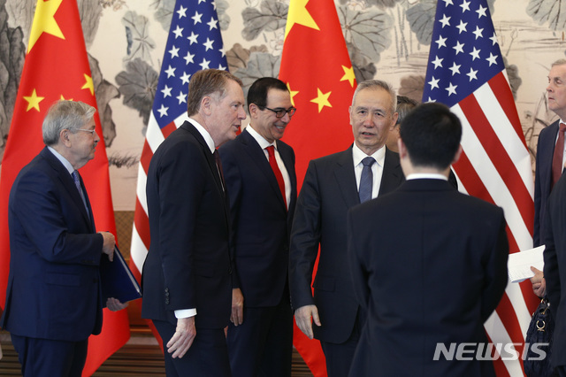【베이징=AP/뉴시스】1일 중국 베이징 댜오위타이 국빈관에서 로버트 라이트하이저 미국 무역대표부(USTR), 스티븐 므누신 미국 재무장관, 류허 중국 부총리 등 미중 고위급 무역협상 대표들이 담소를 나누고 있다. 2019.05.01