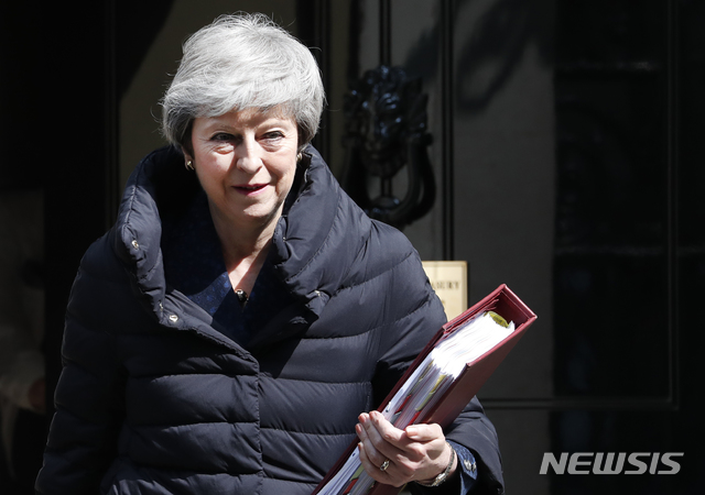 【런던=AP/뉴시스】 테리사 메이 영국 총리가 유럽의회 선거가 시작되는 이달 23일 전 브렉시트 합의안에 대한 하원 승인투표(meaningful vote)를 또 한 차례 추진할 계획이다. 8일(현지시간) 파이낸셜타임스(FT)는 메이 총리가 승산이 없는 표결을 부쳤다며 사실상 퇴임 전 '시간 벌기'에 나섰다고 전했다. 사진은 이달 1일 다윙 10번가 총리관저를 나서는 메이 총리. 2019.05.09.