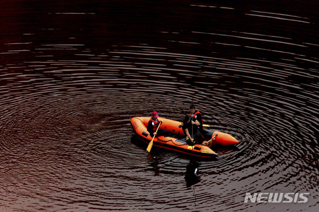키프로스 경찰이 1일 수도 니코시아 인근 저수지에서 연쇄살인 관련 시신 수색활동을 하고 있다&nbsp; AP