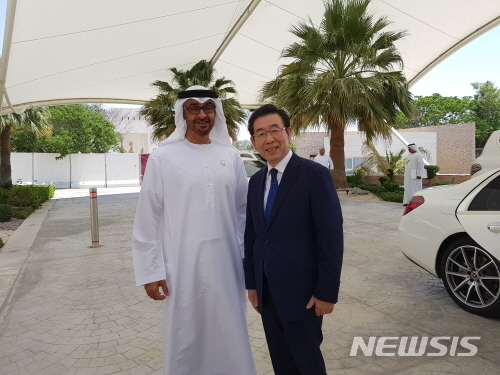 【서울=뉴시스】아랍에미리트(UAE)를 방문 중인 박원순 서울시장(오른쪽)이 1일 오후 12시(현지시간) 바다 궁 (Sea Palace)에서 모하메드 빈 자이드 알 나흐얀 UAE 왕세제(왼쪽)와 면담한 후 기념촬영을 하고 있다. 2019.05.02. (사진=서울시 제공)