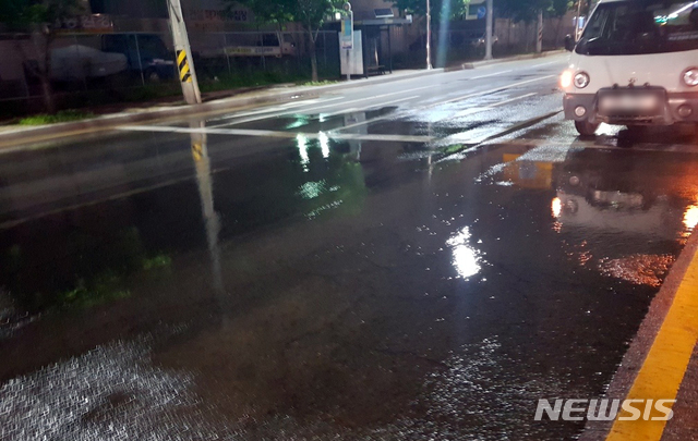 【부산=뉴시스】 2일 0시 20분께 부산 해운대구의 송정휴먼시아 2단지 앞 도로에 매설된 지름 150㎜의 상수도관이 파열돼 도로에 물이 누수됐다.2019.05.02. (사진=부산경찰청 제공)photo@newsis.com 