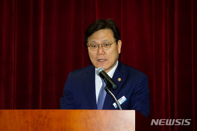 【서울=뉴시스】최종구 금융위원장이 2일 경기 성남 금융결제원 분당센터에서 '카드이동서비스, 제2금융권 계좌이동 서비스 도입' 행사를 열고 축사를 하고 있다. (제공=금융위원회) 2019.05.02