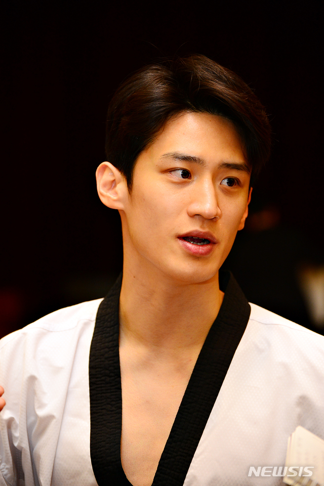 【진천=뉴시스】 인진연 기자 = 2일 충북 진천국가대표선수촌 챔피언하우스에서 열린 2019 세계태권도선수권대회 결단식에서 이대훈 선수가 각오를 밝히고 있다. 이번 세계 태권도 선수권 대회는 영국 맨체스터에서 오는 15일부터 19일까지 139개국 선수가 참가해 열린다. 2019.05.02inphoto@newsis.com