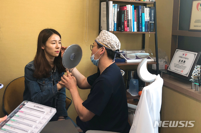 【천안=뉴시스】이종익 기자 = 중국 웨이하이시 의료관광 사전답사를 위해 충남 천안시를 방문중인 관계자가 1일 천안의 한 성형외과에서 성형 상담을 받고 있다. 2019.05.02. (사진=천안시 제공) photo@newsis.com