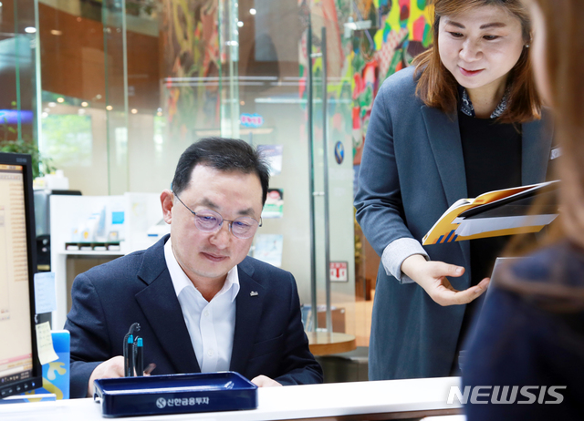 【서울=뉴시스】신한금융투자는 해외주식을 소수점 단위로 쪼개서 사고 적립식으로 투자할 수 있는 '플랜yes 해외주식적립식 서비스'를 실시한다고 2일 밝혔다. 사진은 김병철 신한금융투자 대표이사가 플랜yes해외주식적립식 서비스에 가입하는 모습. (사진=신한금융투자 제공)