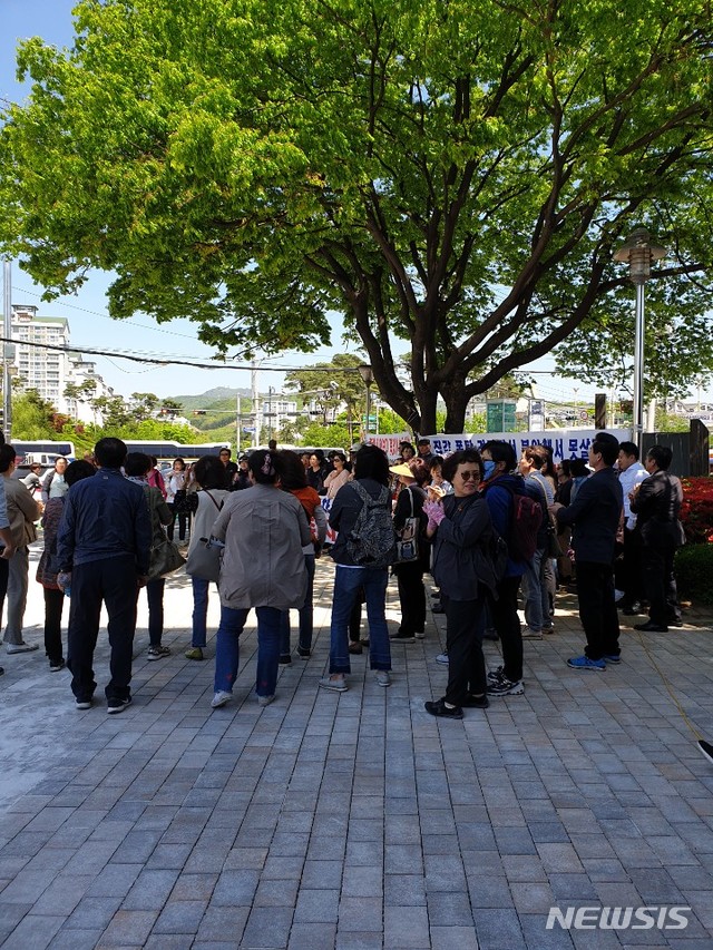 【의왕=뉴시스】 박석희 기자 = 2일 백운밸리 내 골드클래스 임대 계약자들이 청계동주민센터 마당에서 임대 보증금이 주변 시세보다 높고 , 계약 조건이 불공정하다며 보증금 하향 등을 요구하며 집회를 갖고 있다. 