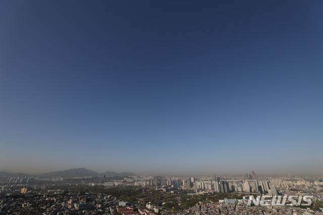 【서울=뉴시스】박미소 기자 = 서울에 미세먼지 농도가 '한 때 나쁨'으로 예보된 2일 오전 서울 중구 남산에서 바라본 하늘이 미세먼지 층이 보이고 있다. 2019.05.02. misocamera@newsis.com