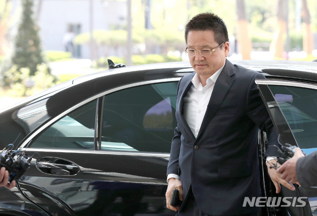 【서울=뉴시스】김선웅 기자 = 김학의 전 법무부 차관의 뇌물수수 및 성범죄 의혹을 수사하는 검찰에 다섯 번째로 소환된 건설업자 윤중천 씨가 2일 오후 서울 송파구 서울동부지검에서 조사를 받기 위해 출석하고 있다. 2019.05.02.&nbsp; mangusta@newsis.com