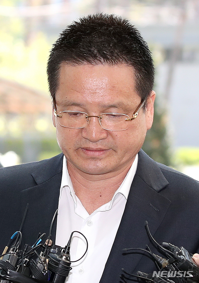 【서울=뉴시스】김선웅 기자 = 김학의 전 법무부 차관의 뇌물수수 및 성범죄 의혹을 수사하는 검찰에 소환된 건설업자 윤중천 씨가 지난 2일 오후 서울 송파구 서울동부지검에서 조사를 받기 위해 출석하고 있다. 2019.05.02. mangusta@newsis.com