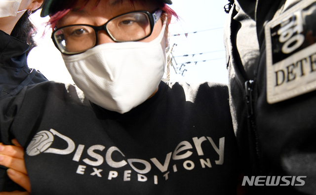 【광주=뉴시스】신대희 기자 = 중학생 의붓딸을 살해해 유기한 남편을 돕거나 방조한 혐의(살인 공모·사체유기 방조)를 받는 친어머니 유모(39)씨가 2일 광주지법 영장실질심사장으로 들어가고 있다. 2019.05.02.&nbsp; sdhdream@newsis.com 