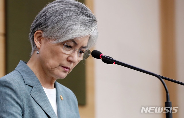 【서울=뉴시스】박주성 기자 = 강경화 외교부 장관이 지난 2일 오전 서울 도렴동 외교부 청사에서 내신기자단 상대 브리핑을 하고 있다. 2019.05.02. park7691@newsis.com