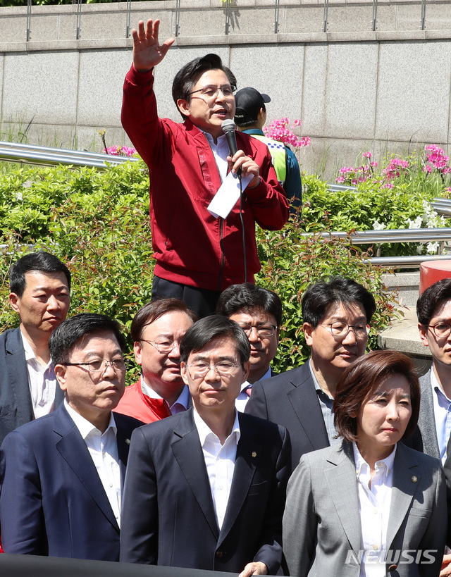 【서울=뉴시스】이영환 기자 = 2일 오전 서울 용산구 서울역광장에서 자유한국당 주최로 열린 '문재인 STOP! 서울시민이 심판합니다!'에서 황교안 대표가 발언을 하고 있다. 2019.05.02. 20hwan@newsis.com