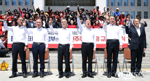 【서울=뉴시스】 박영태 기자 = 2일 오전 서울 여의도 국회 본청 앞에서 진행된 자유한국당 의원들이 패스트트랙 법안 철회를 위한 삭발을 한 후 구호를 외치고 있다. 오른쪽부터 박대출, 윤영석, 이장우, 김태흠, 성일종 의원, 이창수 천안병 당협위원장. 2019.05.02.&nbsp; since1999@newsis.com