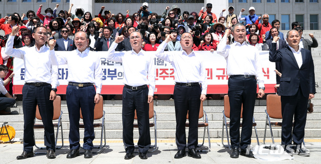 【서울=뉴시스】 박영태 기자 = 2일 오전 서울 여의도 국회 본청 앞에서 진행된 자유한국당 의원들이 패스트트랙 법안 철회를 위한 삭발을 한 후 구호를 외치고 있다. 오른쪽부터 박대출, 윤영석, 이장우, 김태흠, 성일종 의원, 이창수 천안병 당협위원장. 2019.05.02. since1999@newsis.com