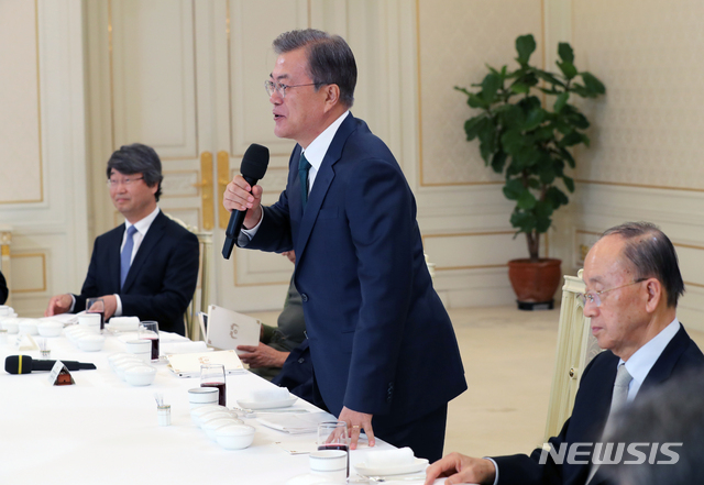 【서울=뉴시스】박진희 기자 = 문재인 대통령이 2일 청와대 인왕실에서 열린 사회계 원로 초청 오찬간담회에 참석하여 인사말을 하고 있다. 2019.05.02.&nbsp; pak7130@newsis.com